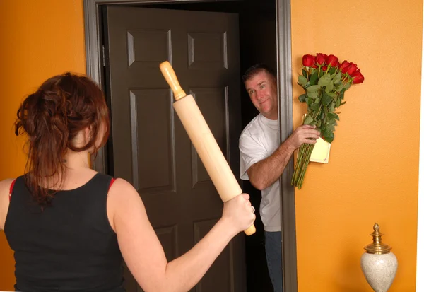 Marido chegando em casa tarde para esposa com raiva — Fotografia de Stock