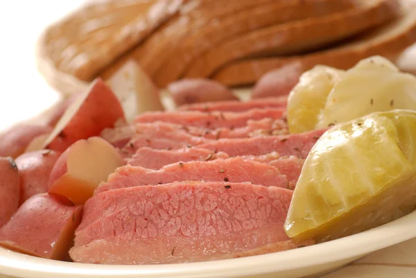 Konzervované hovězí maso a zelí večeře — Stock fotografie