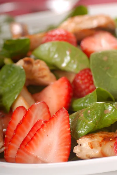 菠菜和草莓沙拉 — 图库照片