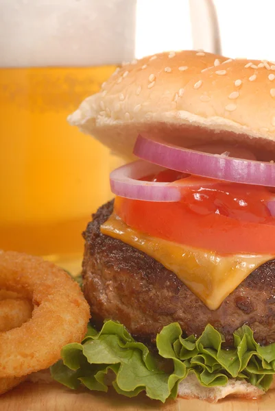 Peynirli burger, patates, bira — Stok fotoğraf