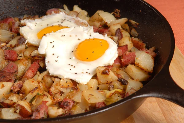 Corned beef hash and egg breakfast — Stock Photo, Image