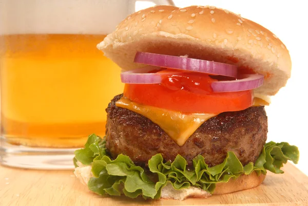 Cheeseburger and a beer — Stock Photo, Image