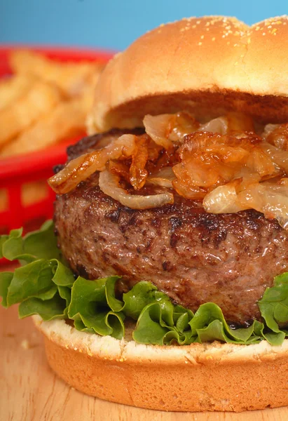 Hamburger s grilovanou cibulí — Stock fotografie
