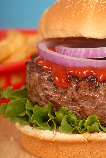 Hambúrguer com cebola e ketchup — Fotografia de Stock