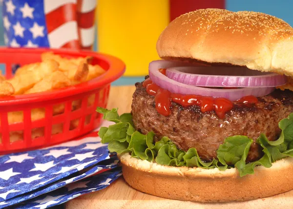 Hamburger in 4th of July setting — Stock Photo, Image