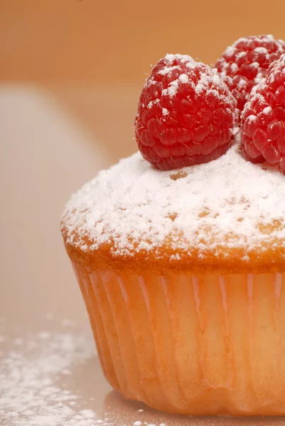 Cupcake con frambuesas — Foto de Stock