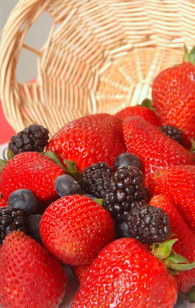 Καλάθι που ξεχειλίζουν με φράουλες, βατόμουρα και blueberri — Φωτογραφία Αρχείου