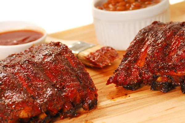 BBQ Ribs with beans and dipping sauce — Stock Photo, Image