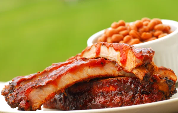 BBQ Ribs and beans — Stock Photo, Image