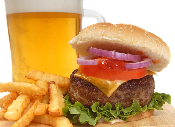 Çizburger, kızarmış patates ve bira — Stok fotoğraf