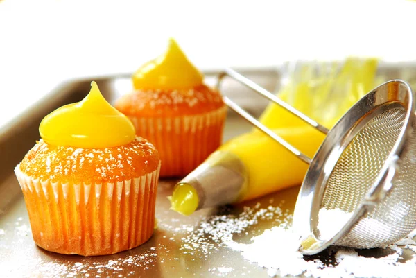 Decorating cupcakes with lemon curd — Stock Photo, Image