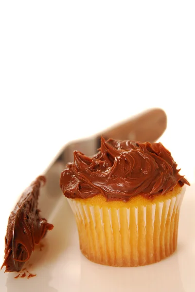 Cupcake de baunilha com cobertura de chocolate — Fotografia de Stock