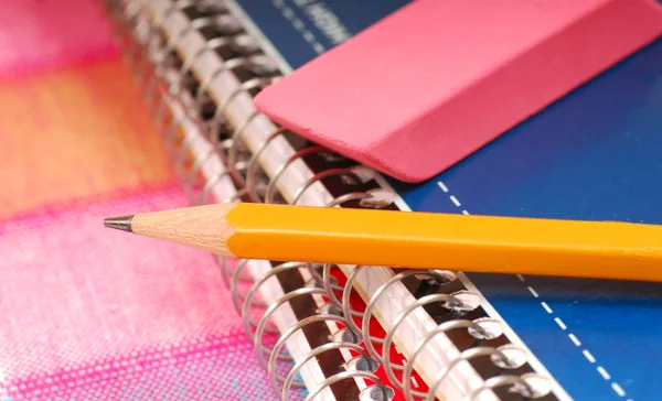 Crayon et gomme reposant sur les carnets — Photo