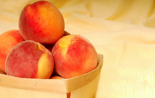 Корзина свежих персиков — стоковое фото