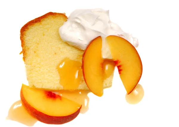 Pund kaka med vispgrädde och persikor — Stockfoto