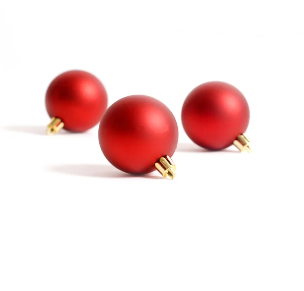 Drei runde rote Weihnachtsschmuck — Stockfoto