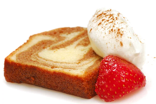 Cinnamon pound cake with strawberry — Stock Photo, Image