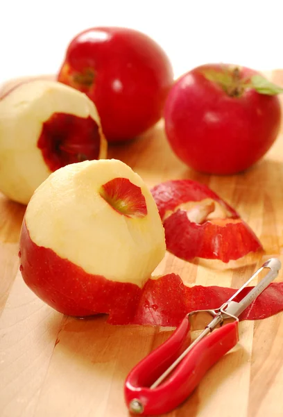 Pealing apples — Stock Photo, Image