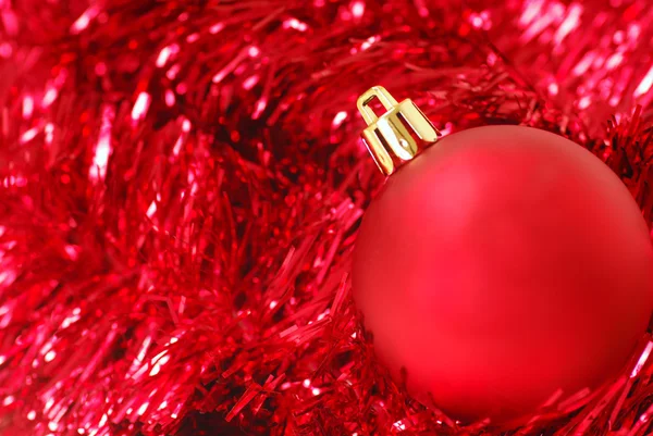 Rode kerst ornament op garland — Stockfoto
