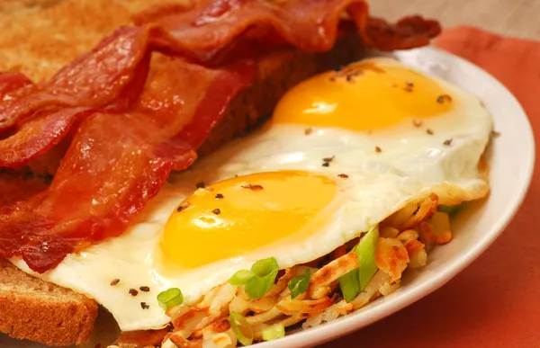 Ovos, bacon, torradas e batatas fritas — Fotografia de Stock
