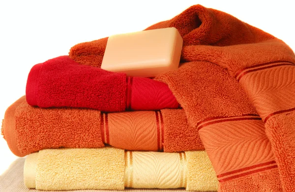 Zachte luxe handdoeken met een stuk zeep — Stockfoto