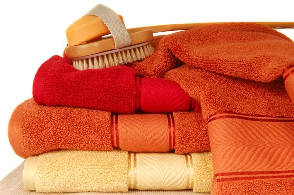 Mjuka lyxiga handdukar med tvål och borste — Stockfoto
