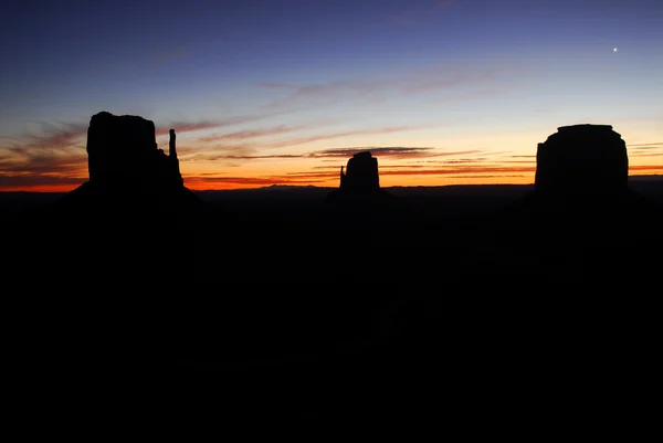 Silhouette dei "Mittens" nella Monument Valley all'alba — Foto Stock