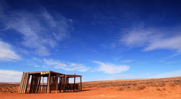 Opuszczony budynek na pustyni w monument valley — Zdjęcie stockowe