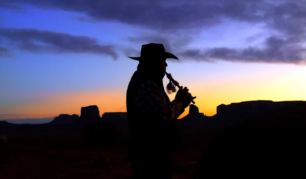 Navajo Índio nativo americano tocando flauta ao nascer do sol — Fotografia de Stock