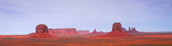 Panoramatický pohled na umělce poukazují na monument valley — Stock fotografie