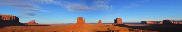 Panoramatický pohled na umělce poukazují na monument valley — Stock fotografie