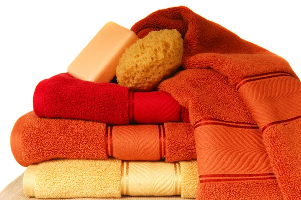 Luxusní ručníky, mýdlem a houba — Stock fotografie