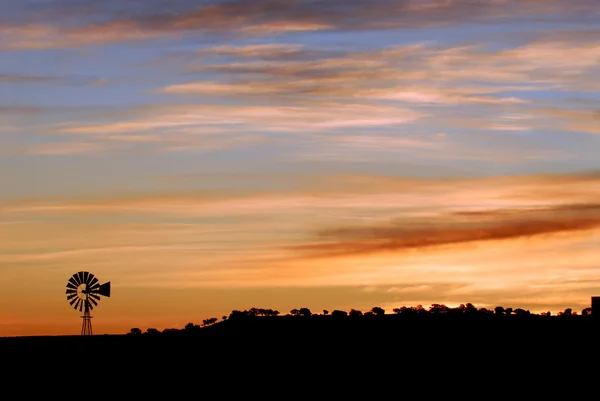 风车在黎明时在亚利桑那州 — 图库照片