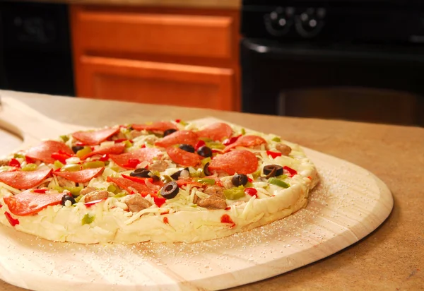 Pizza cruda sobre cáscara — Foto de Stock