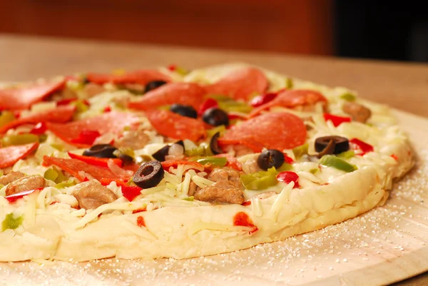 Pizza cruda — Foto de Stock