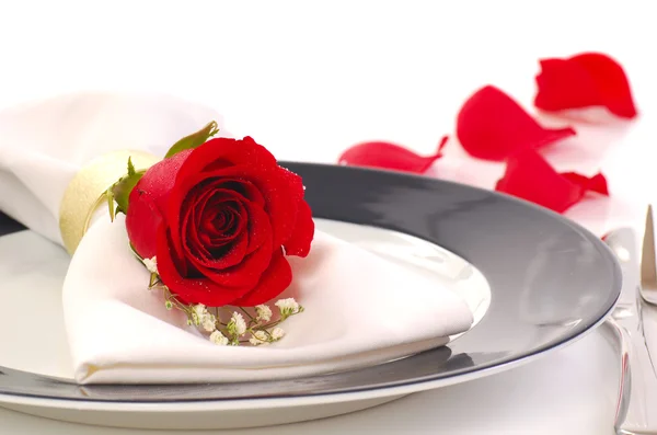 Красная роза на тарелке днинера — стоковое фото