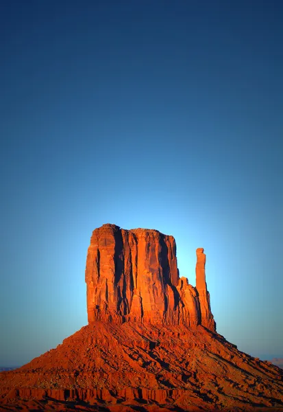Рукавиці на заході сонця в Monument Valley — стокове фото