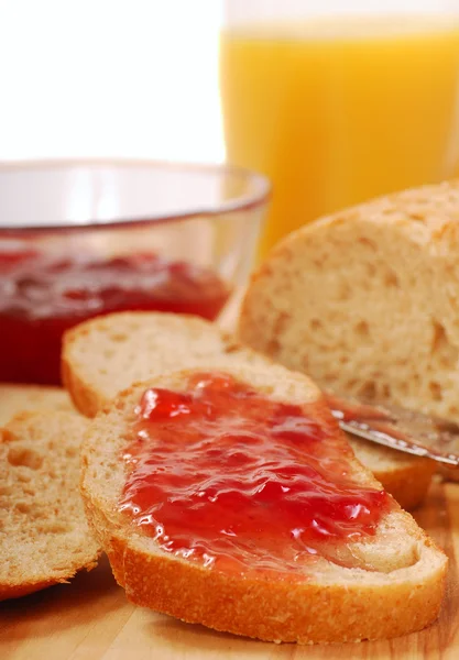 Hele tarwe brood met aardbeienjam — Stockfoto