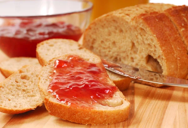 Whole wheat bread with strawberry jam — Stock Photo, Image