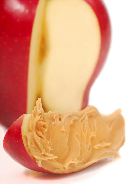 Кусок яблока с арахисовым маслом — стоковое фото