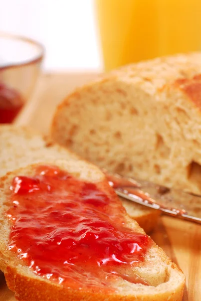 Confiture de fraises tartinée sur pain — Photo