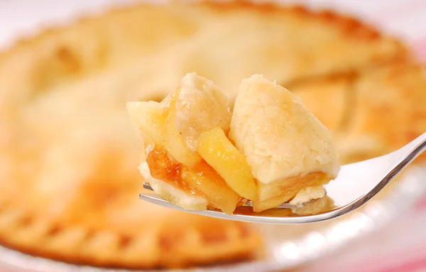 Morsure de tarte aux pommes sur une fourchette — Photo