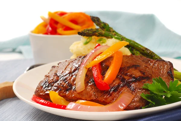 Gegrilltes Rib-Eye-Steak mit Kartoffelpüree — Stockfoto