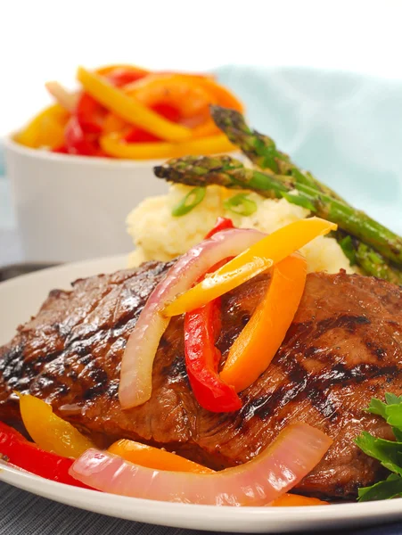 Grilovaný rib-eye steak s bramborovou kaší — Stock fotografie