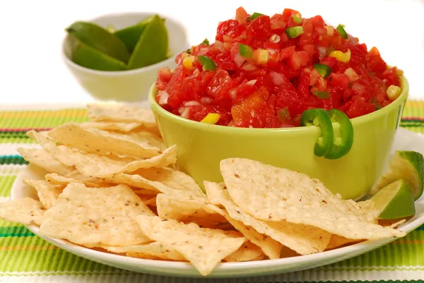 Tortilla-Chips mit Salsa und Limette — Stockfoto