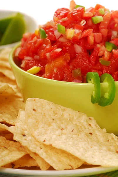 Tortillachips met salsa en kalk — Stockfoto