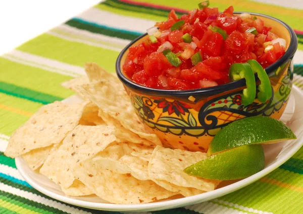 Tortillachips met salsa en kalk — Stockfoto