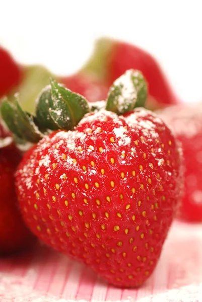 粉砂糖と新鮮なイチゴ — ストック写真