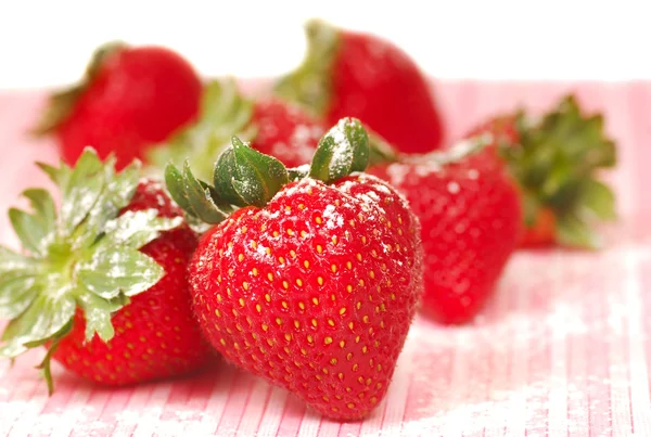 신선한 딸기 가루 설탕 — 스톡 사진