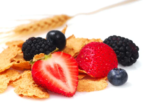 Bran cereal with blueberries, strawberries and blackberries — Stock Photo, Image